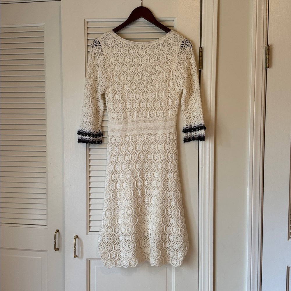 Karen Millen Cream Lace Dress with Black Accents - Picture 2 of 5